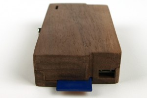 Raspberry Pi Gehäuse Walnussholz SD-Card-Seite